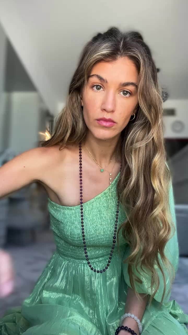 エイミー・ウィラートンのインスタグラム：「Day 2 !!! #kriya 5 day challenge … Haaar ! Felt a bit more coordinated today. How did you find it ? Try to join in even if it feels silly 🙃 Happy Saturday tongue buzzing 🐝 #kriyayoga #manifest #prosperity #abundance #love」