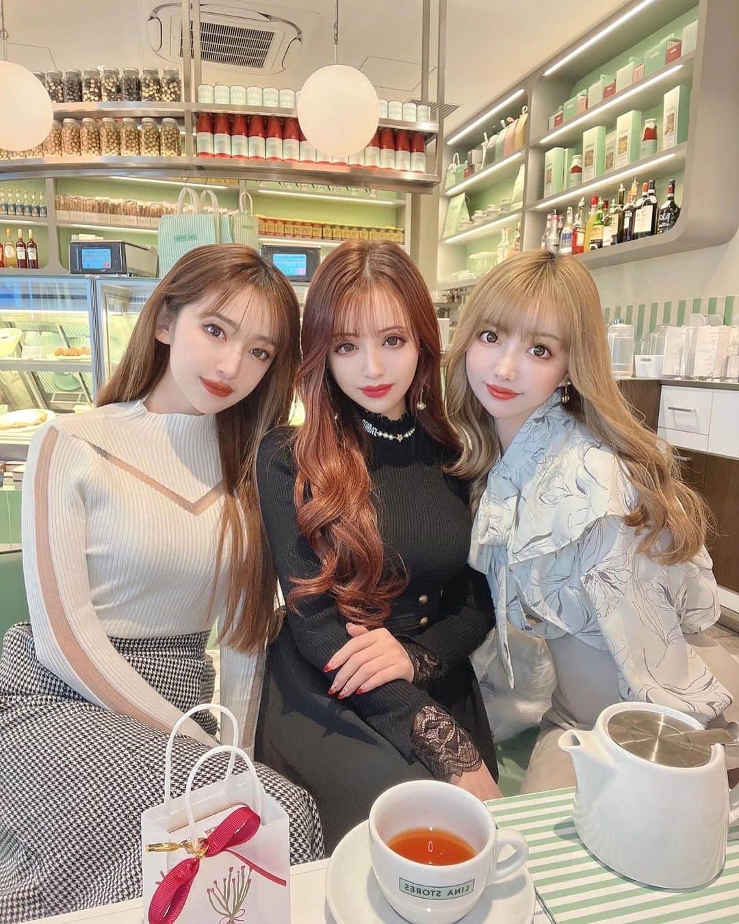 吉川ちえのインスタグラム：「【👒👗👒👗👒👗】 . リナかなちゃんと表参道でランチ🎀 した時の写真だよ📸❤️ 相変わらずおもろかった🤣💓w ずっと面白くて笑ってたw またちかさんも集まってリベンジ🔥😍 ランチの帰りはワンちゃん🐶見て 癒されてホッコリしました💓 最後の写真はリナちゃんから バレンタイデー🍫貰ったよ🧸❤️ 𝐓𝐡𝐚𝐧𝐤 𝐲𝐨𝐮💕です😍 . #ランチ #女子会 #lunchtime」