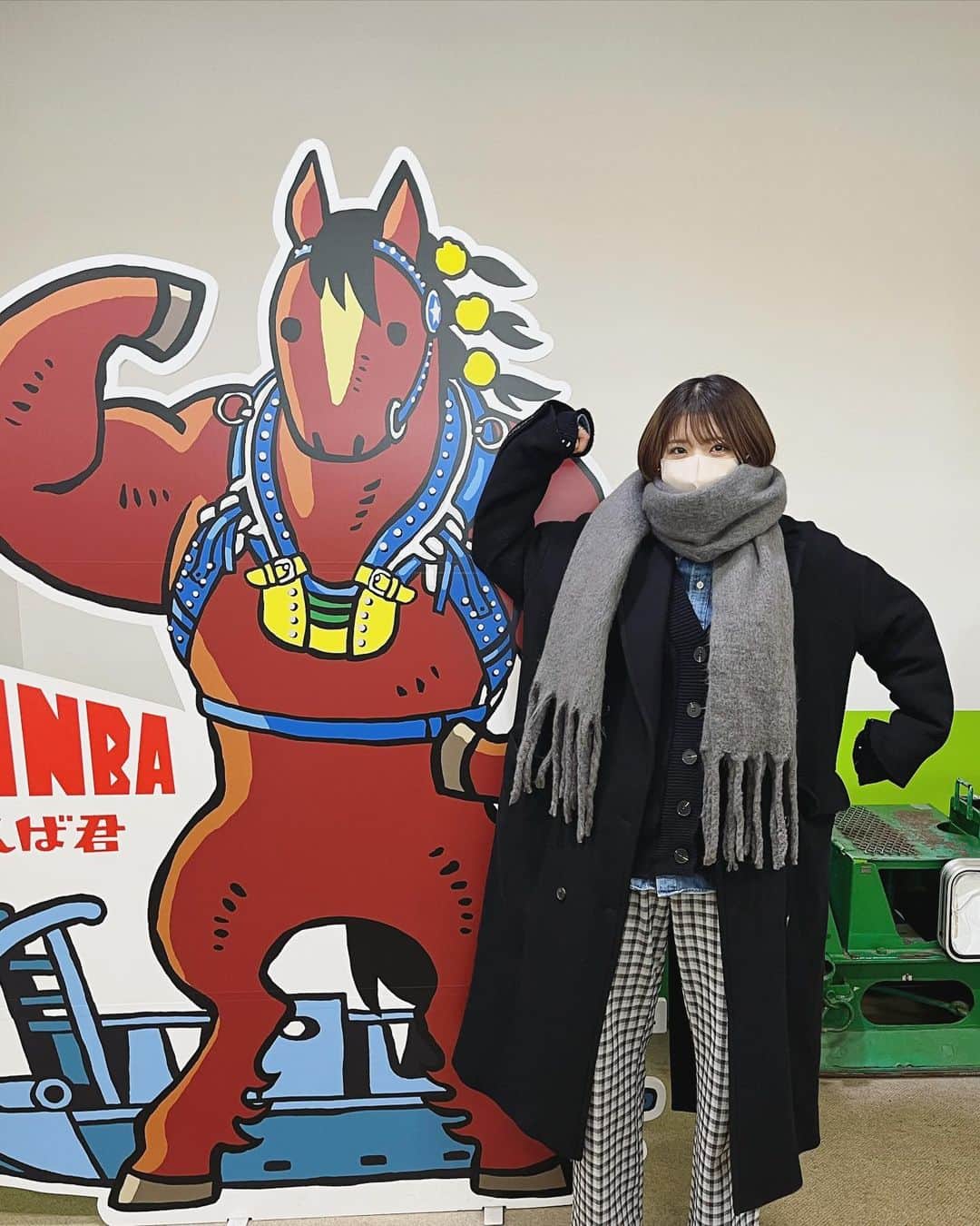 羽柴なつみのインスタグラム：「先日帯広ばんえい競馬場にて とかち観光大使羽柴なつみ杯が開かれました🐎㊗️  パドックで出走馬の様子を見て初めて馬券を買って応援した〜初めてでもスタッフさんが丁寧に教えてくれたので 馬券も難なくゲット🫶🏻意外と簡単！  結果レースには負けちゃったけどみんな頑張ってて 初めて目の前でレース見れて大迫力で感動した🥲！！  ばんえい競馬は全世界で帯広市でしか開催されていない 競馬で「北海道遺産」にも認定されてるのです〜ｽｺﾞｲ  レース待ってる間や終わった後は場内のふれあい動物園で ばん馬達と触れ会うのが私的おすすめだよ🐎 私は行くたびなでなでとにんじんあげをしてます🥕  あんまりばん馬たちと触れ合いをした事ないと 大きくて怖いと思われがちだけどちゃんと間近で 会ってみるととてつもなく癒されるしとっても可愛いので 是非会いに行ってあげてほしい🫶🏻  #クリスタルランドtokachi  #とかちテーブル」
