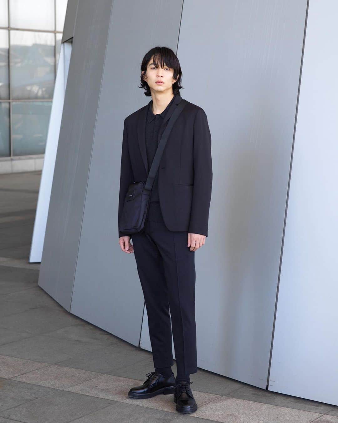 鈴木仁さんのインスタグラム写真 - (鈴木仁Instagram)「. ガンメタルグレーという色でブラックよりも 柔らかい印象で着れるセットアップ。  そしてミラノジャージー仕立てで、 ストレスフリーなセットアップ。  #マイカルバン　#mycalvins  #PR」2月18日 17時42分 - jin_suzuki_722