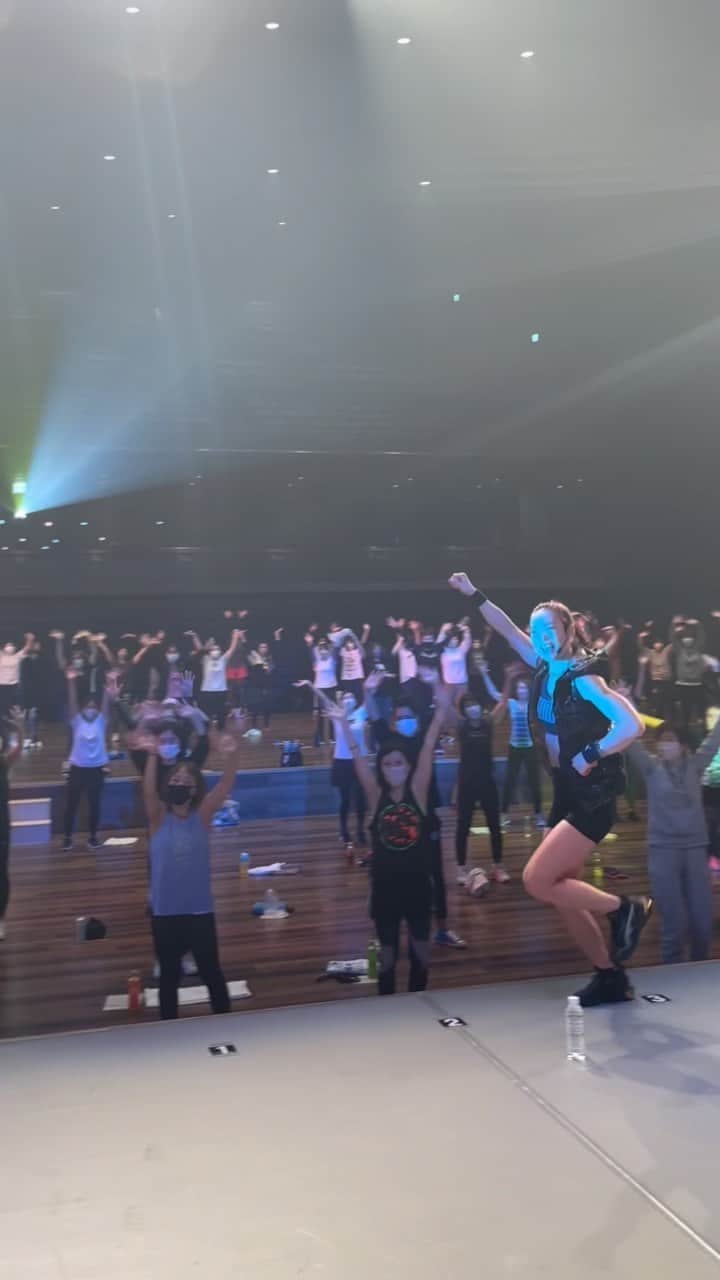 Aya（小山内あや）のインスタグラム：「🔥AYA's WorkOut LIVE ＠山口県🔥 KDDI維新ホールでLIVEとジムでセッションも👍👍 沢山汗流しましたね！😆 WorkOutを通してみんなで１つになれる感じ、大好き👍❤️ 参加された方❗️自分に拍手を❗️ 最高な時間を本当にありがとうございました💪🏼🔥🔥 Love you all💓」