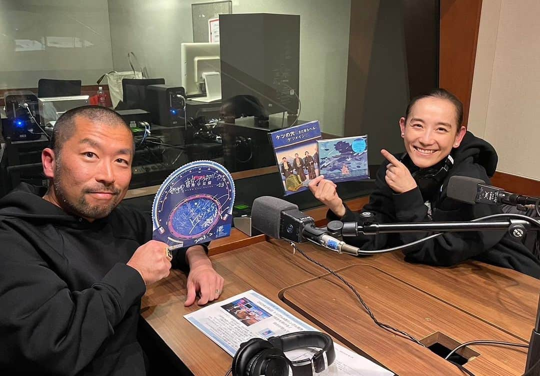 ケツメイシのインスタグラム：「TOKYO FM「東京プラネタリー☆カフェ」に2週連続ゲスト出演させていただきます！ 篠原ともえさん ありがとうございました！  2月18日(土)・25日(土)20:30～20:55 TOKYO FMでオンエア☆彡 https://www.tfm.co.jp/hoshi/  @tokyofm_official_tfm #プラネタリーカフェ #篠原ともえ さん @tomoe_shinohara  #ケツメイシ #ライブ映像作品 『#ケツの穴... #さだまらへん』 #トリプルA面シングル『#夜空を翔ける / #自分が思っていたよりも / #Onestep』 #2月1日同時発売 https://www.ketsume.com/」