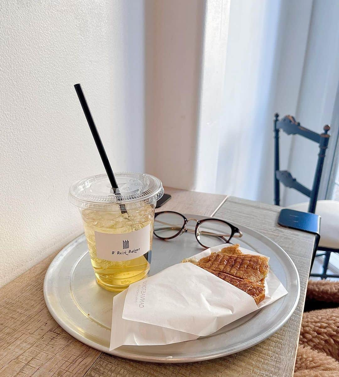 川口優菜さんのインスタグラム写真 - (川口優菜Instagram)「. Apple juice100% 🍏 with Croissant 🥐  So happy to have a day like this!!  ご褒美は週3してる🤭 体型維持の長続きのコツは、 プチご褒美を沢山作ること🫧 #teatime #tokyotrip #ダイエットのコツ」2月18日 17時54分 - yuna.kawaguchi