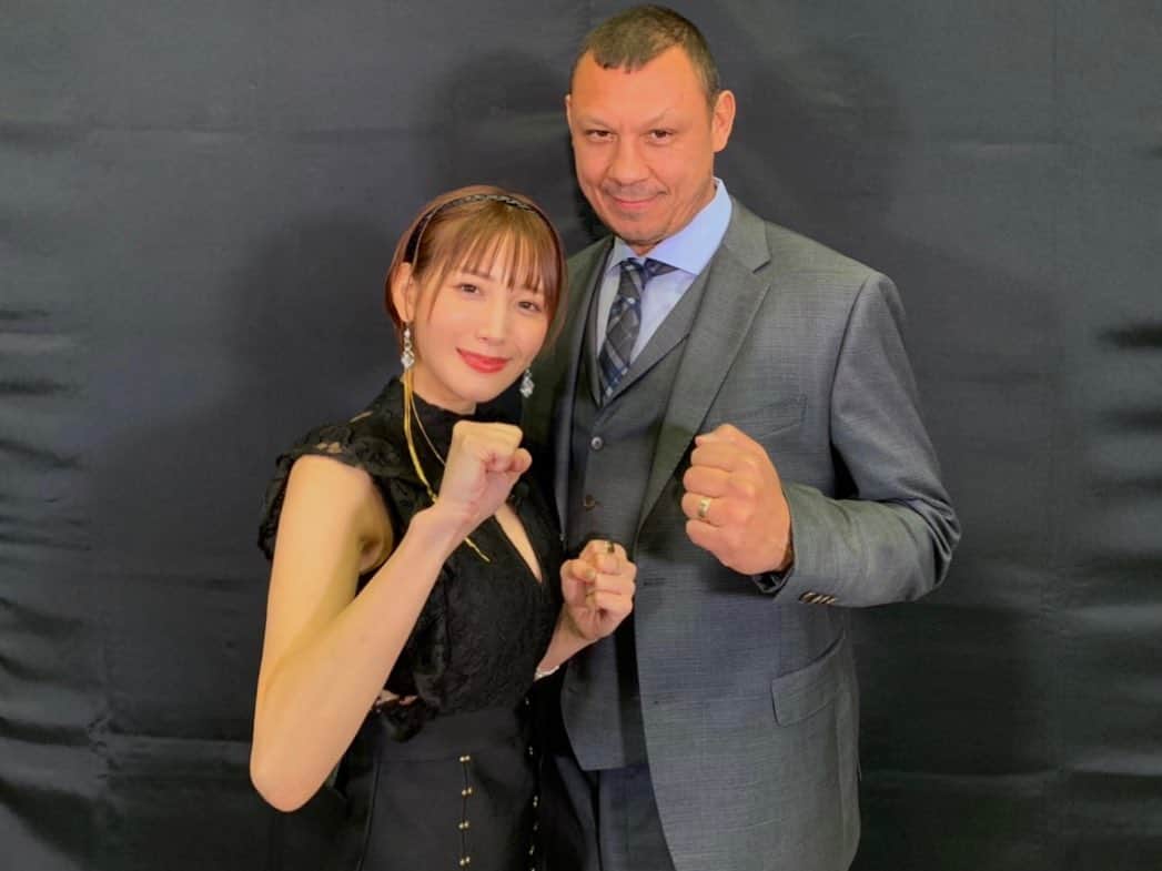 小島みゆのインスタグラム：「#BreakingDown7  前日インタビューしてきました！  メインイベントに出場する シリル・アビディ選手にもインタビューさせて頂きました🙆‍♀️  明日の本戦もお楽しみに！」