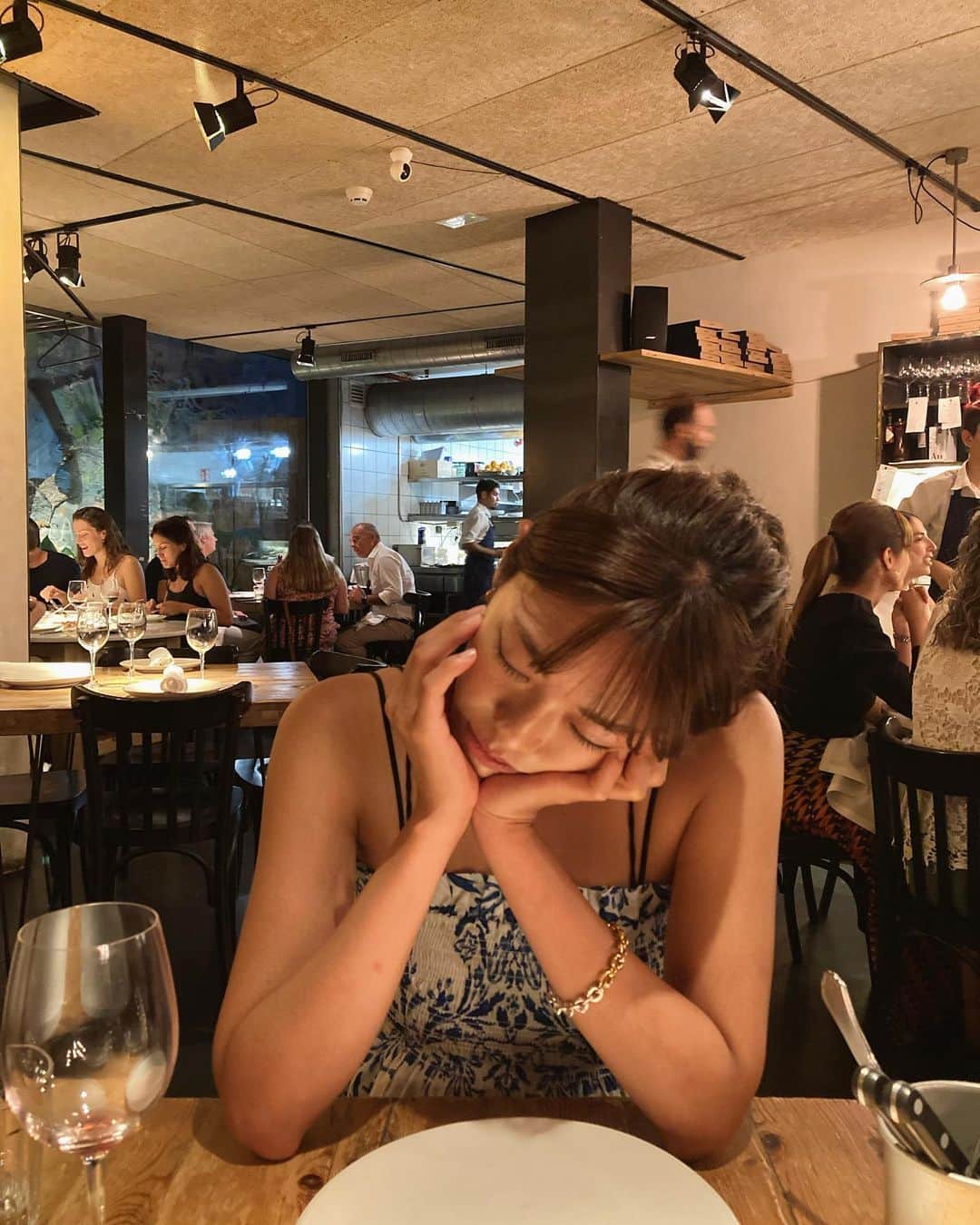 わちみなみのインスタグラム：「懐かしい  手を顔に添えて寝るタイプ💤 肘が黒くなるから、つかないで〜！！  ご飯屋さんで寝るな笑  #おやすみ」