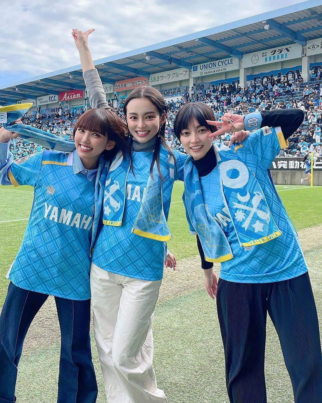 のインスタグラム：「J2開幕戦 ジュビロ磐田vsファジアーノ岡山 ジュビロクラブアンバサダー就任式、キックインセレモニーありがとうございました🙇‍♀️✨ 試合は2-3と負けてしまいましたが、完封負けしてしまうのか……？という展開を現役高校生17歳の後藤選手が2点巻き返して希望が見えました😭！負けちゃったけど最終的には楽しい試合でした！ ⁡ これからジュビロクラブアンバサダーとしてジュビロ磐田を沢山広めて、応援しまくりたいと思います！ 皆さんよろしくお願い致します🙇‍♀️💙 ⁡ #ジュビロ磐田 #ジュビロクラブアンバサダー  ⁡ ともだちのたなまこと久々の再開ばかおもろかった @mac0tter」