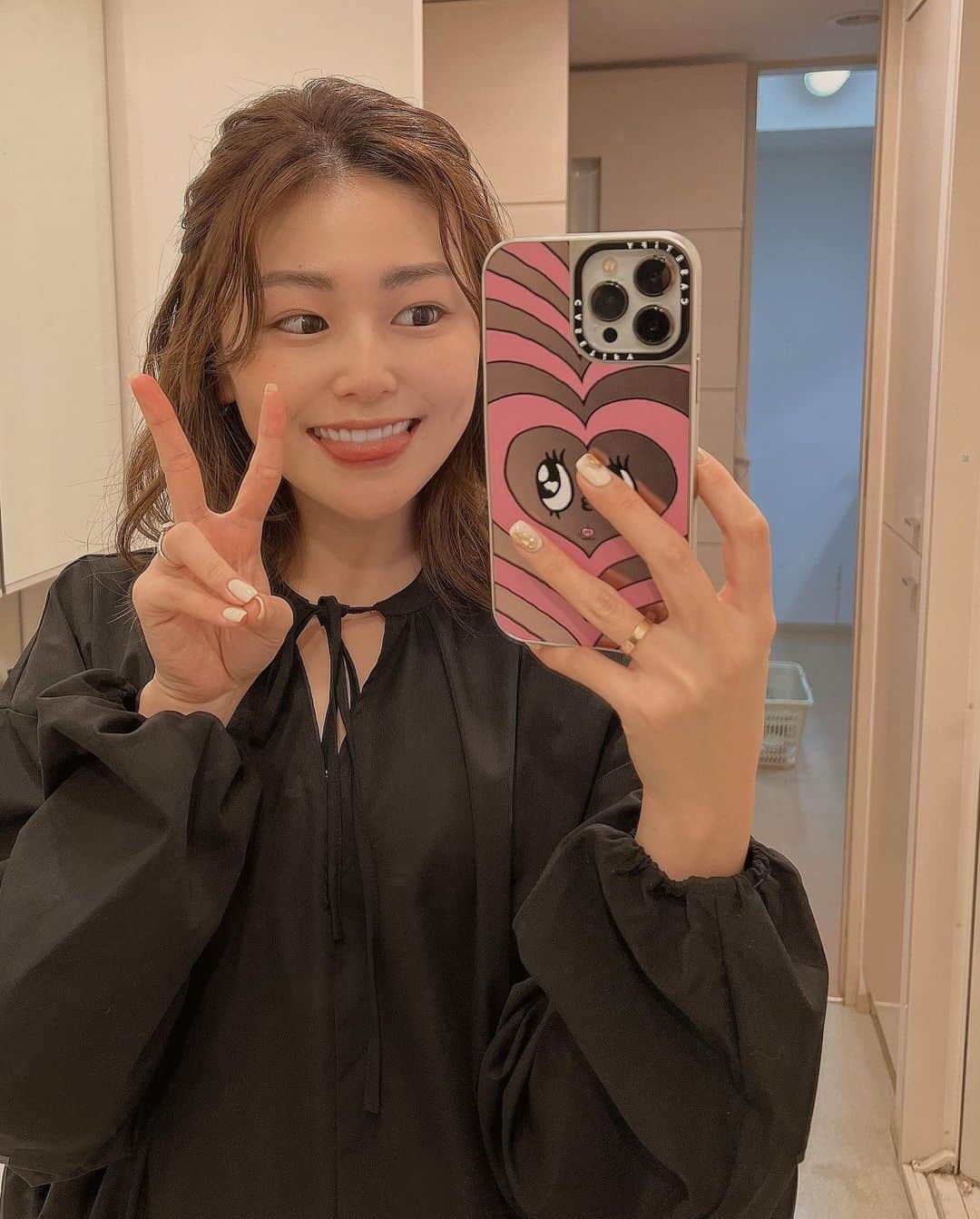 manaさんのインスタグラム写真 - (manaInstagram)「. 最近推しなヘアバーム🩰🍐🤍  今まで使ってたバームとは違ってすぐ手の温度で溶けるから使いやすい〰🥹‼︎ 産後のアホ毛もだいぶおさまってくれるから最近はオイルよりこっち使ってる◎   #prじゃないやつ #オススメ #ヘアバーム #スタイリングバーム #うしろのカゴはいつもどこに片せばいいかわかんないの #カゴ置き場迷子」2月18日 18時29分 - manafiemom