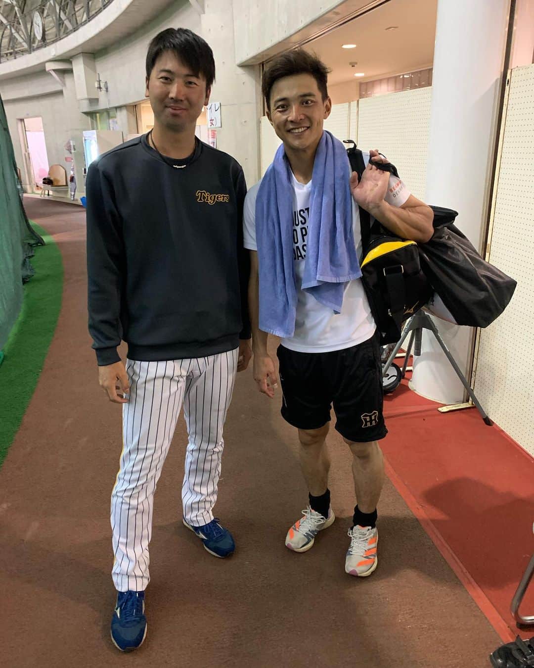 鈴木遼太郎のインスタグラム：「. . 熊谷くんと📷 . . 高校で対戦して、そこから自然と理由もなく仲良くなってます😊 . . まーじ肩強い。 . #熊谷敬宥  #仙台育英  #阪神タイガース  . . 私ごとですが、本日、2月18日、27歳の誕生日です！おめでとうございます！ . いろんなことにチャレンジしていく1年にします😊 . 今後もよろしくお願いします！ . お祝いのコメントお待ちしてます笑 コメント返信しますのでよろしくお願いします！ . #鈴木遼太郎」