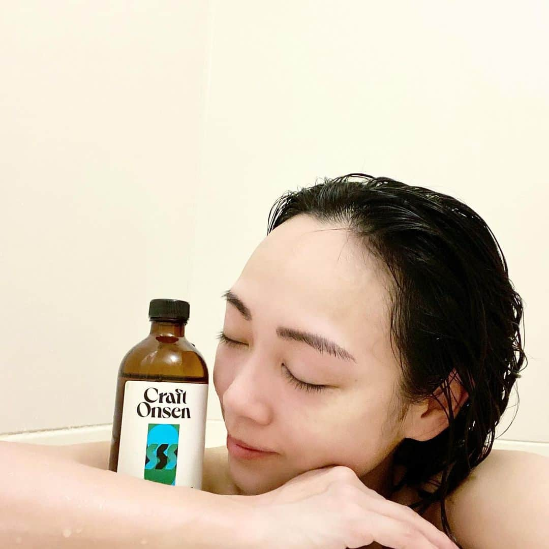 石田美奈子さんのインスタグラム写真 - (石田美奈子Instagram)「🛁✨  最近長風呂することが増えて、入浴剤にもこだわっています🧖‍♀️  自宅で温泉気分を味わえる入浴液☺︎ クラフト温泉湯河原🌿  @craft_onsen  温泉成分が凝縮された高濃度の新しい入浴液です🤍  香りはついていないので、強い香りが苦手な方にもおすすめ☺︎  Amazonで購入できます♫  💆🏻‍♀️ → #minako_beauty  #クラフト温泉 #craftonsen #湯河原 #Amazon #入浴液 #半身浴 #温泉 #旅館 #鉱石 #癒し #天然温泉 #お風呂美容 #お風呂タイム #お風呂時間 #入浴剤マニア」2月18日 18時35分 - mminakooo