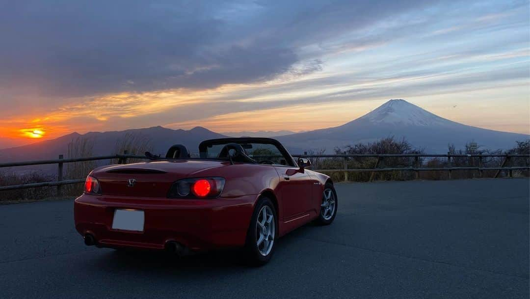 上野耕平さんのインスタグラム写真 - (上野耕平Instagram)「I have a VTEC.  乗り始めてもうすぐ4年になるホンダS2000。 9000回転までブン回る超絶気持ちいいVTECエンジンに、手首で操れるマニュアルトランスミッション。ワイヤーでエンジンと繋がったスロットペダル。そこからくるダイレクト感。  電子制御？ そんなもの付いていませぬ。 雨のコーナーで少しでもアクセルを踏みすぎると容赦なく横を向く危なさ。でもそれを操る楽しさ。  あえて初期のAP1にしました。  車は何も助けてくれない。 己の腕あるのみ。  アクセルは第二のステアリング。 それを教えてくれる車です！  後輪駆動万歳。  #s2000 #ホンダ #honda #vtec #vtecclub #thepowerofdreams」2月18日 18時36分 - koheiueno_sax