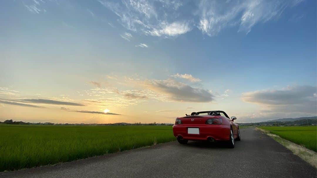 上野耕平さんのインスタグラム写真 - (上野耕平Instagram)「I have a VTEC.  乗り始めてもうすぐ4年になるホンダS2000。 9000回転までブン回る超絶気持ちいいVTECエンジンに、手首で操れるマニュアルトランスミッション。ワイヤーでエンジンと繋がったスロットペダル。そこからくるダイレクト感。  電子制御？ そんなもの付いていませぬ。 雨のコーナーで少しでもアクセルを踏みすぎると容赦なく横を向く危なさ。でもそれを操る楽しさ。  あえて初期のAP1にしました。  車は何も助けてくれない。 己の腕あるのみ。  アクセルは第二のステアリング。 それを教えてくれる車です！  後輪駆動万歳。  #s2000 #ホンダ #honda #vtec #vtecclub #thepowerofdreams」2月18日 18時36分 - koheiueno_sax