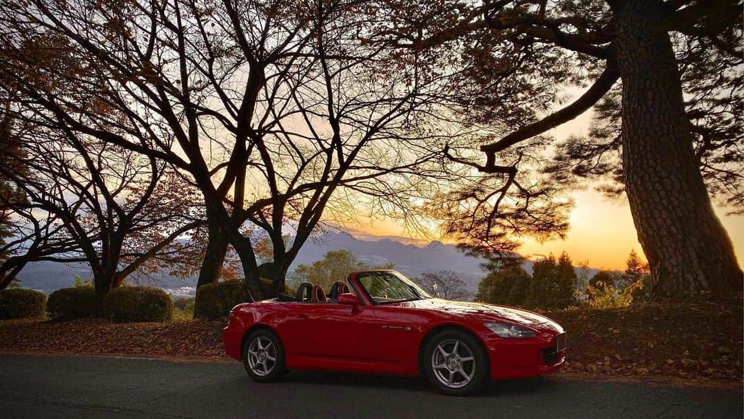 上野耕平さんのインスタグラム写真 - (上野耕平Instagram)「I have a VTEC.  乗り始めてもうすぐ4年になるホンダS2000。 9000回転までブン回る超絶気持ちいいVTECエンジンに、手首で操れるマニュアルトランスミッション。ワイヤーでエンジンと繋がったスロットペダル。そこからくるダイレクト感。  電子制御？ そんなもの付いていませぬ。 雨のコーナーで少しでもアクセルを踏みすぎると容赦なく横を向く危なさ。でもそれを操る楽しさ。  あえて初期のAP1にしました。  車は何も助けてくれない。 己の腕あるのみ。  アクセルは第二のステアリング。 それを教えてくれる車です！  後輪駆動万歳。  #s2000 #ホンダ #honda #vtec #vtecclub #thepowerofdreams」2月18日 18時36分 - koheiueno_sax