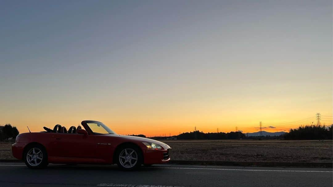 上野耕平さんのインスタグラム写真 - (上野耕平Instagram)「I have a VTEC.  乗り始めてもうすぐ4年になるホンダS2000。 9000回転までブン回る超絶気持ちいいVTECエンジンに、手首で操れるマニュアルトランスミッション。ワイヤーでエンジンと繋がったスロットペダル。そこからくるダイレクト感。  電子制御？ そんなもの付いていませぬ。 雨のコーナーで少しでもアクセルを踏みすぎると容赦なく横を向く危なさ。でもそれを操る楽しさ。  あえて初期のAP1にしました。  車は何も助けてくれない。 己の腕あるのみ。  アクセルは第二のステアリング。 それを教えてくれる車です！  後輪駆動万歳。  #s2000 #ホンダ #honda #vtec #vtecclub #thepowerofdreams」2月18日 18時36分 - koheiueno_sax