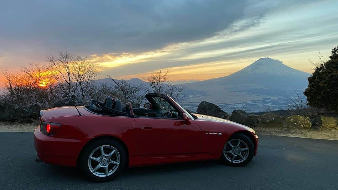 上野耕平さんのインスタグラム写真 - (上野耕平Instagram)「I have a VTEC.  乗り始めてもうすぐ4年になるホンダS2000。 9000回転までブン回る超絶気持ちいいVTECエンジンに、手首で操れるマニュアルトランスミッション。ワイヤーでエンジンと繋がったスロットペダル。そこからくるダイレクト感。  電子制御？ そんなもの付いていませぬ。 雨のコーナーで少しでもアクセルを踏みすぎると容赦なく横を向く危なさ。でもそれを操る楽しさ。  あえて初期のAP1にしました。  車は何も助けてくれない。 己の腕あるのみ。  アクセルは第二のステアリング。 それを教えてくれる車です！  後輪駆動万歳。  #s2000 #ホンダ #honda #vtec #vtecclub #thepowerofdreams」2月18日 18時36分 - koheiueno_sax