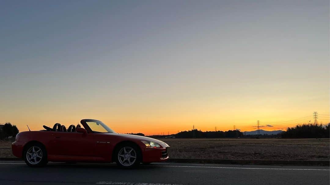 上野耕平のインスタグラム：「I have a VTEC.  乗り始めてもうすぐ4年になるホンダS2000。 9000回転までブン回る超絶気持ちいいVTECエンジンに、手首で操れるマニュアルトランスミッション。ワイヤーでエンジンと繋がったスロットペダル。そこからくるダイレクト感。  電子制御？ そんなもの付いていませぬ。 雨のコーナーで少しでもアクセルを踏みすぎると容赦なく横を向く危なさ。でもそれを操る楽しさ。  あえて初期のAP1にしました。  車は何も助けてくれない。 己の腕あるのみ。  アクセルは第二のステアリング。 それを教えてくれる車です！  後輪駆動万歳。  #s2000 #ホンダ #honda #vtec #vtecclub #thepowerofdreams」