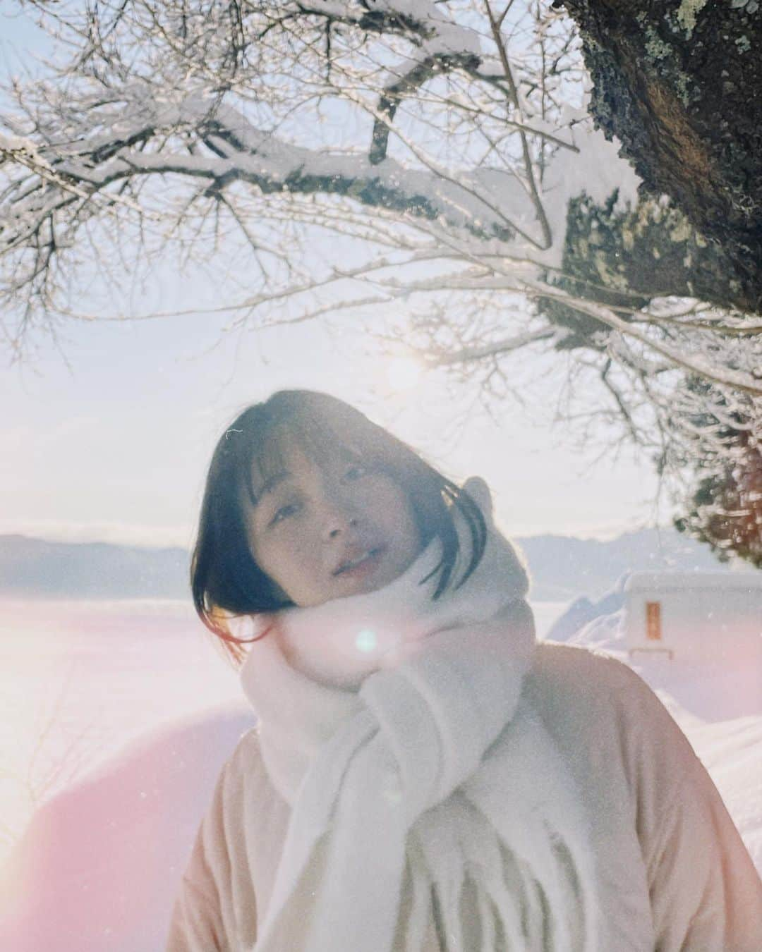 花柳のぞみさんのインスタグラム写真 - (花柳のぞみInstagram)「秋田撮影おふしょっと☃️ ⁡ 雪の中で撮影するのは初めてで、 しかも地元撮影も初めてだったから、 すごくすごく楽しみでした ⁡ ちょこちょこ載せていこうっと ⁡ ところで最近顔タイプ診断に興味があるんだけど、 わたしどのタイプなんだろ〜？🌱」2月18日 18時45分 - nozomihanayagi_