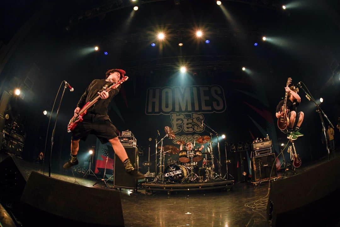 チフネシンゴさんのインスタグラム写真 - (チフネシンゴInstagram)「HOMEIS FES 2023  200回おめでとう。  大事な日に呼んでくれてありがとう！  これからもよろしく🔥  #homies #ホーミーズ #hotsquall #ホスコ #rock #punk #guitar #livehouse  photo by よしき」2月18日 18時57分 - chikkun_hotsquall