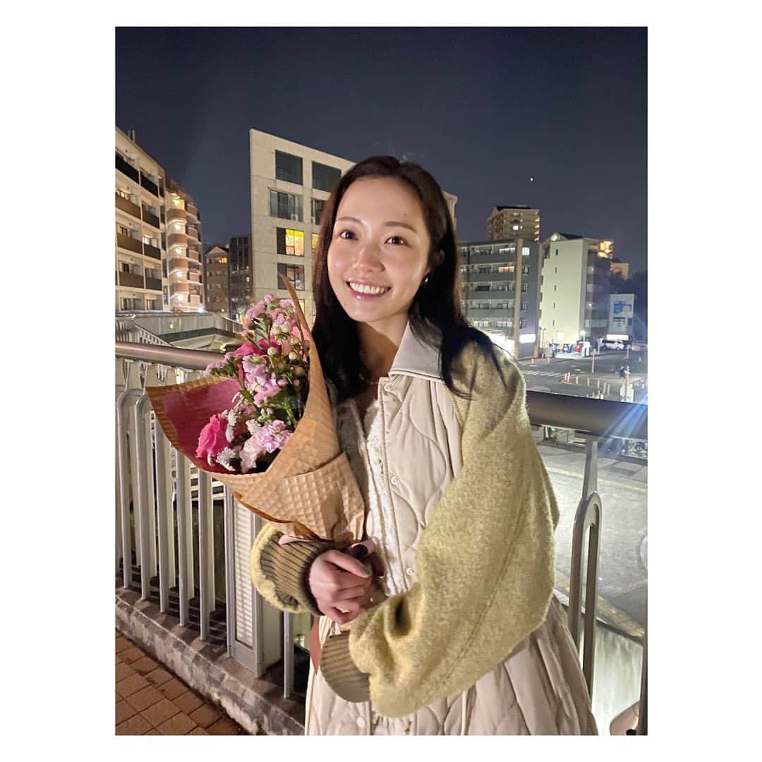 秋谷百音さんのインスタグラム写真 - (秋谷百音Instagram)「クランクアップのときの💐  ドラマ「今夜、わたしはカラダで恋をする。Season2」 @karakoi_drama  第4話、今夜22時よりABEMA @abema_official  にて配信です✨  これまでのお話もとても素敵で、 第4話も皆様に楽しんで愛して頂けたら嬉しいです。  たくさんの方に共感していただけると思います。 ぜひ今夜22時！ ご覧ください🌷🌷  #カラ恋 #abema #ドラマ  #ぜひご覧ください」2月18日 18時53分 - lespros_mone