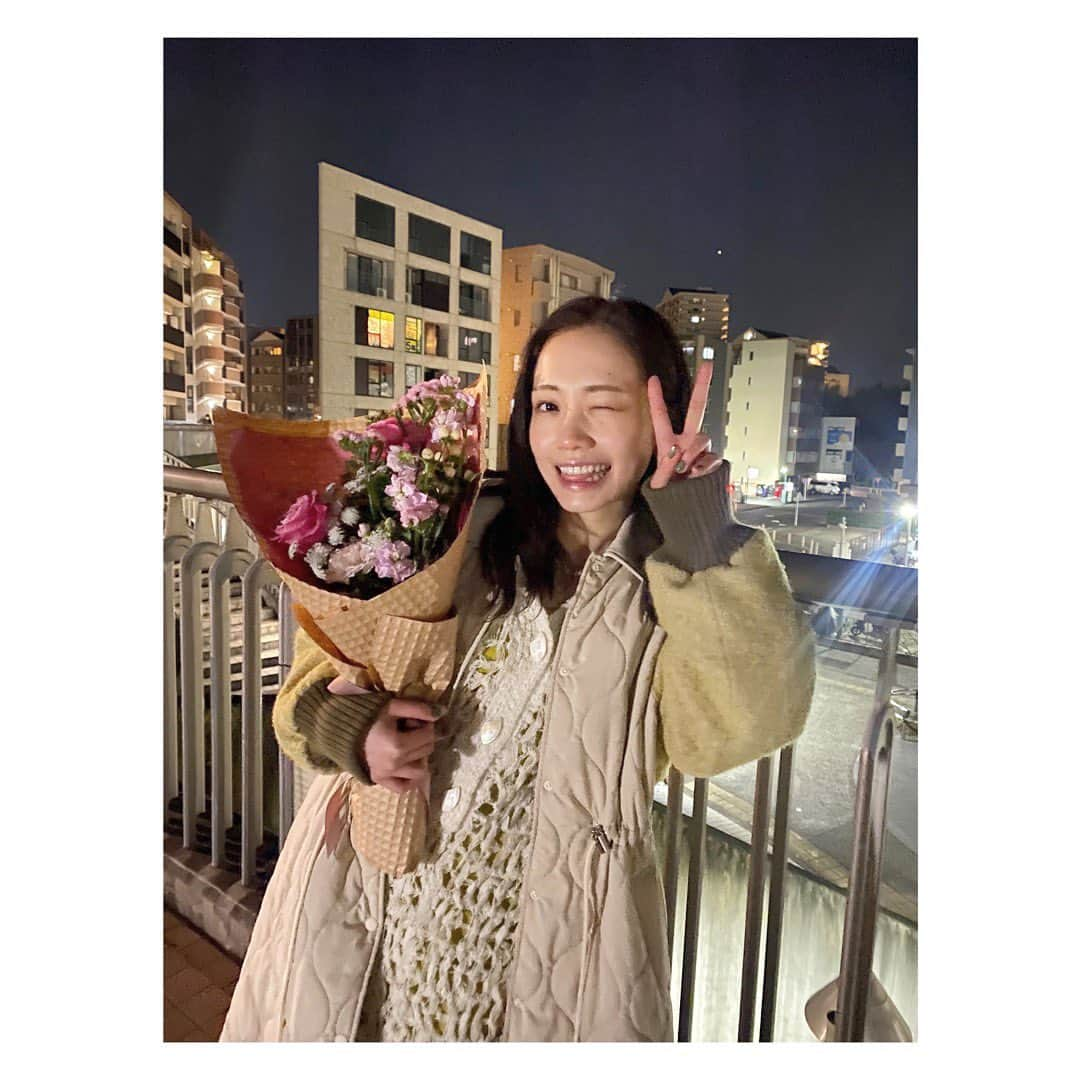 秋谷百音さんのインスタグラム写真 - (秋谷百音Instagram)「クランクアップのときの💐  ドラマ「今夜、わたしはカラダで恋をする。Season2」 @karakoi_drama  第4話、今夜22時よりABEMA @abema_official  にて配信です✨  これまでのお話もとても素敵で、 第4話も皆様に楽しんで愛して頂けたら嬉しいです。  たくさんの方に共感していただけると思います。 ぜひ今夜22時！ ご覧ください🌷🌷  #カラ恋 #abema #ドラマ  #ぜひご覧ください」2月18日 18時53分 - lespros_mone