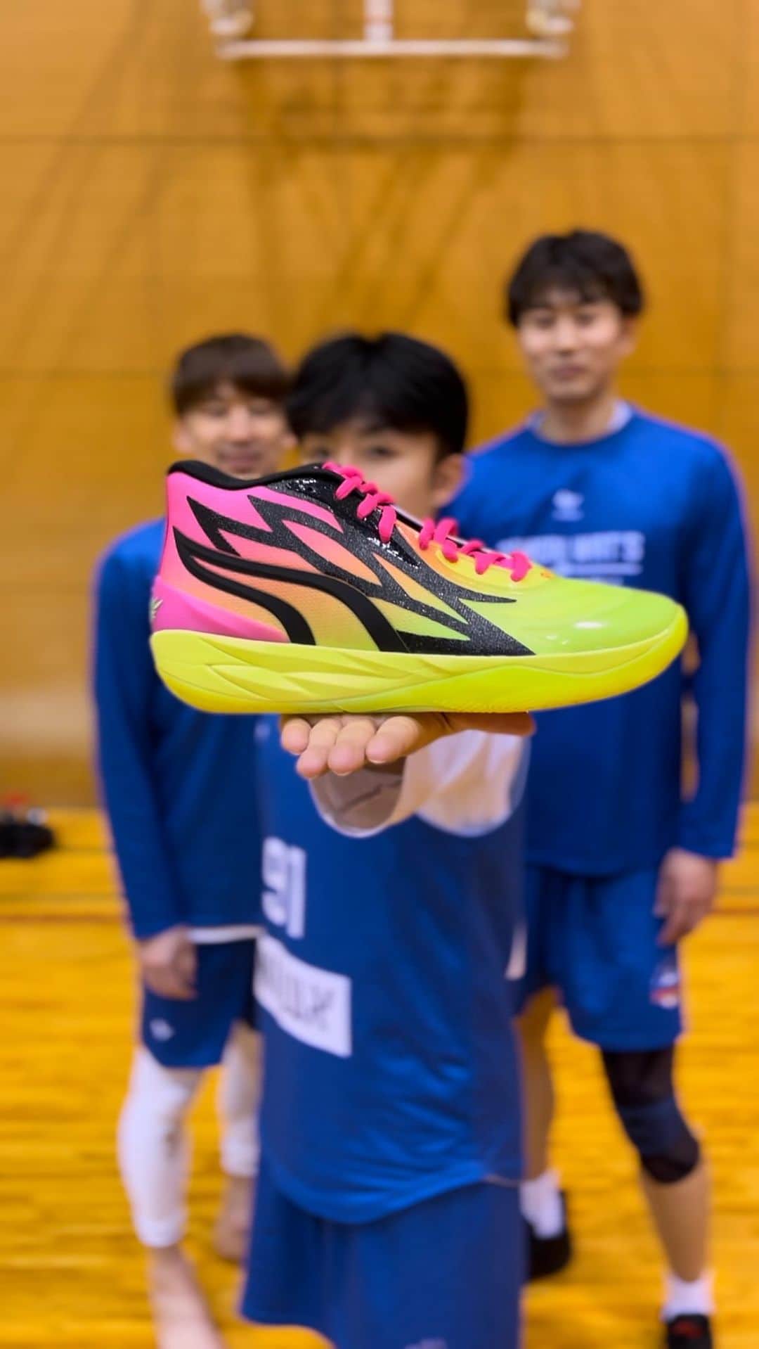 寺嶋恭之介のインスタグラム：「Look at my teammate & my shoes🛸🕺  @pumahoops  @n_king0419  Thank You🙏」