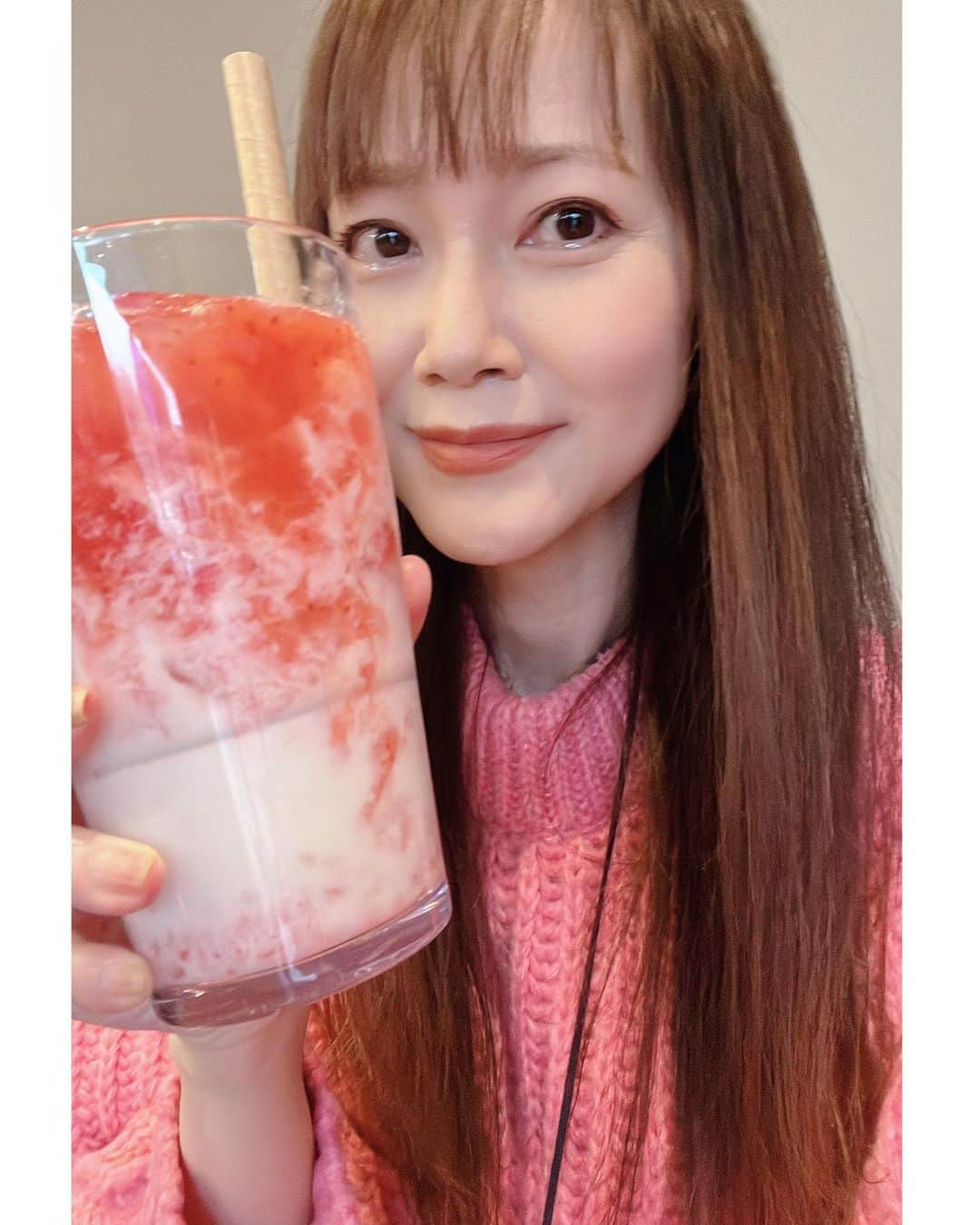 杉本なつみのインスタグラム：「. . #韓国スタバ新作　　. . SPRING STRAWBERRY MILK  イチゴの果肉たっぷり♡ お家で作るいちごミルクみたいな感じ　　. . 冬のソウルは乾燥してるので 寒くても冷たいものをゴクゴク飲みたくなる不思議　　. . . . . #스타벅스 #starbucks #starbuckscoffee #starbuckskorea #韓国スタバ #スタバ #スターバックス #スターバックスコーヒー #スタバ新作  #봄딸기라떼 #딸기라떼 #딸기 #strawberrylatte #strawberry #strawberries  #カフェスタグラム #韓国旅行 #ひとり旅 #一人旅 #おひとりさま #自撮り #韓国カフェ  #카페스타그램 #소통 #맞팔 #셀카  #cafestagram #koreacafe」