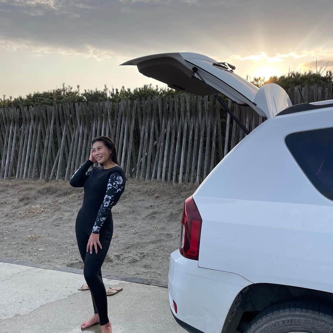 渡辺愛のインスタグラム：「There are waves every day and it's warm and great🌞🌊❤️  #surf #surfgirl #sunnyday #goodwaves #sea #miyazaki」