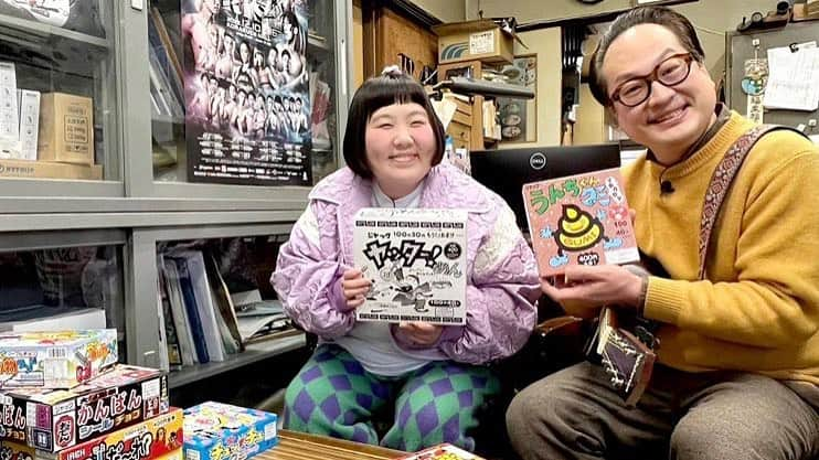 松浦真也のインスタグラム：「ロケ先の駄菓子屋。おばあちゃんが小雪舞う中、外まで見送ってくれて。僕が「すみません、おばちゃん息白いわ！」と言った瞬間、藍ちゃんの顔が凍りついた気がした。後から聞いたら「おばちゃん息しろよ！」と聞こえたみたいで、ドン引きしてたみたいです。 人徳のなさが響いて、誤解を解くのに大変でした。 藍ちゃんとの初ロケです😂観てね！  #OSAKA LOVER   大阪人の新常識 2月18日(土) 18:58〜20:54 テレビ大阪」