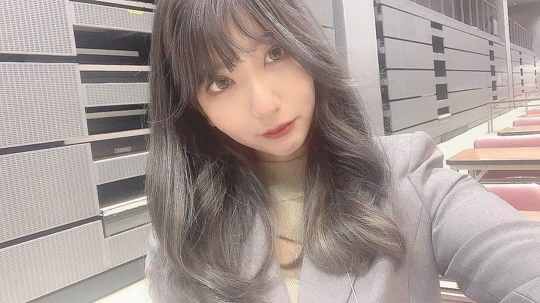 のインスタグラム：「仕事用に暗くしたけど、 ハイライト奇抜だったから突っ込まれた😂😂」