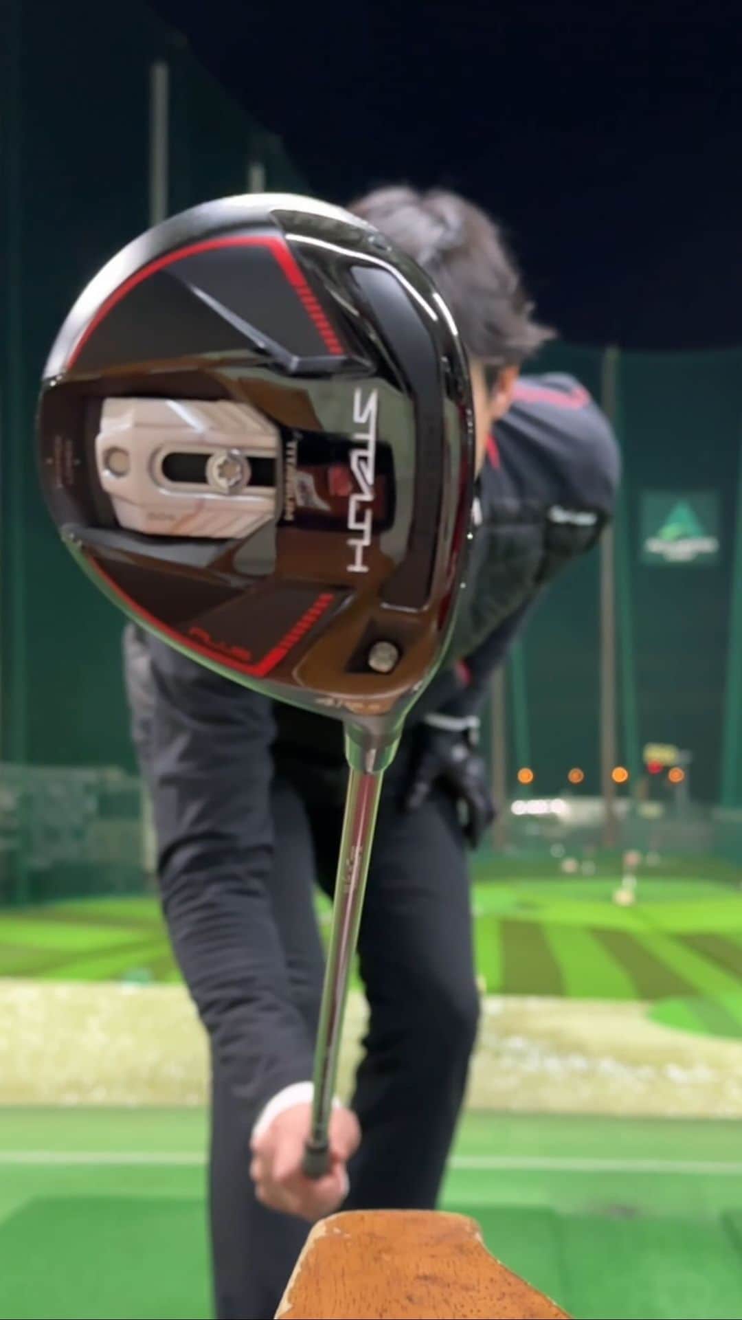 岸田タツヤのインスタグラム：「stealth 2 plus fairway wood！！！  ウェイトを前後に調整できるという天才すぎるテクノロジーで スピン量を調整できるこのウッドは是非一度試して頂きたいです！  #stealth2 #テーラーメイド #taylormade」