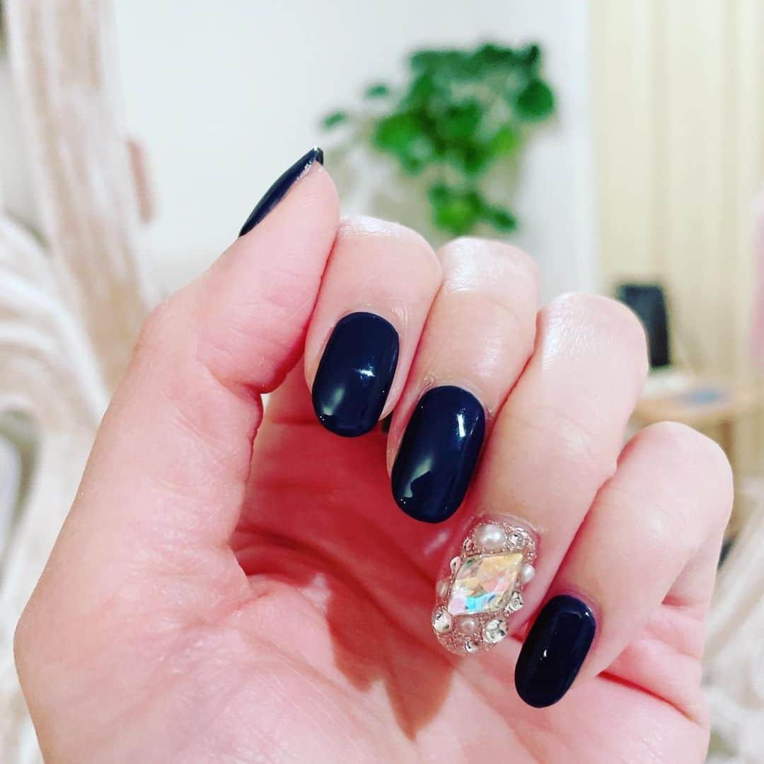 鎌田聖菜のインスタグラム：「久しぶりにダークカラーネイル💅 ⁡ ⁡ 黒に見えるけど、実はネイビー♡ ⁡ ⁡ 自分の「芯」を よりしっかりと定めたくなってきた 今日この頃。 ⁡ ネイビーは 色彩心理学的には 正義感、責任感、自己内省のカラー♪     大体、 自分の環境が変わっていくと このカラーが しっくりくる時期が来たなと毎回思うww 　 　 さぁて、重い腰を上げて 軽く軽く 次のステージに羽ばたきますか♪ 　 ⁡ *…..*…..*…..*…..*…..*…..*…..*…..*…..*…..*…..* 美しく生きるコツ満載🪞✨ Amazon／楽天／全国書店にて📚 『運命を変える鏡の本。』(サンマーク出版) で検索🔍 ⁡ or @seina_kamada プロフのURLをクリックしてね👆    ⁡ ⁡ #美しく生きる#鏡#運命を変える鏡の本。 #心を整える#自尊心 #自己肯定 #鏡学 #鎌田聖菜 #ダイエット#自分と向き合う#音叉#自分色#心 #周波数を整える #美肌 #美学#美は選択#昼の時代#風の時代#色彩心理学#ネイル ⁡ ⁡」