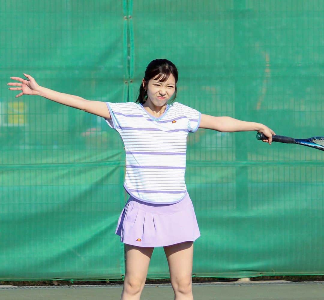 川又智菜美のインスタグラム：「🎾！ ⁡ うまく行かなくてﾑｷｰｰｰｰってなってるところ 撮られてました🤣 ⁡ 顔めっちゃ寄ってる！！笑 なぜこんなに手を広げているのかは謎😂 ⁡ 最近はストロークの調子はまあまあ良いのに ボレーが迷子です😫🙏 というか全ショット調子良いこと 今まで一度もないのですが テニス長く続けていればあるものなのかな？ ⁡ 絶対常に何か自分の中で調子悪い🙄 皆さんはテニス中「もー！」ってなった時 どうしてますか？ ⁡ 私は多分この顔してその場で一回転してます。笑 ⁡ #テニス #テニス女子」