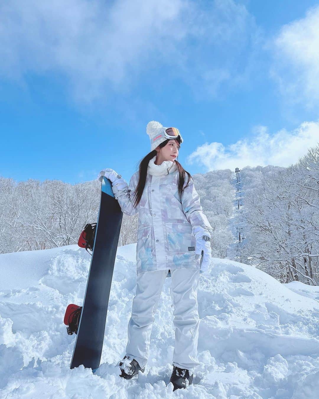 のインスタグラム：「スノボ女子🏂 晴れた日のスノボ最高！！  #スノボ #スノボ女子 #スノボウェア」