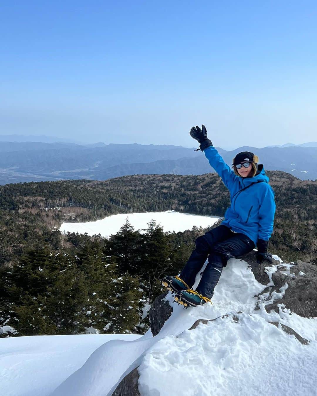桐谷蝶々さんのインスタグラム写真 - (桐谷蝶々Instagram)「. . 雪山登山してきました〜☃️  1月に予約して、山行くの楽しみにしてました〜🗻 晴れで良かったー！！☀️  今回は寒すぎず楽しかったですーー！！！✨🥰やったー！💕  12月は-20度からのスタートだったので、凍えていたんだけど、 今回は初日は-2度くらい、2日目は-6度くらいで快適でした！ 風が吹くポイントはめちゃくちゃ顔が痛いけど！  写真は 1枚目　高見石からの白駒池、 2〜4枚目は中山付近からの山々&天狗岳です。  今回のルート DAY1 #唐沢鉱泉 → #黒百合ヒュッテ DAY2黒百合ヒュッテ→ #中山→ #高見石小屋→中山→黒百合ヒュッテ→唐沢鉱泉  #登山 #雪山登山 #北八ヶ岳 #雪山登山初心者 #登山が好き #八ヶ岳 #八ヶ岳ブルー #登山コーデ #登山女子 #高見石からの白駒池 #☃️」2月18日 19時25分 - choucho_kiri