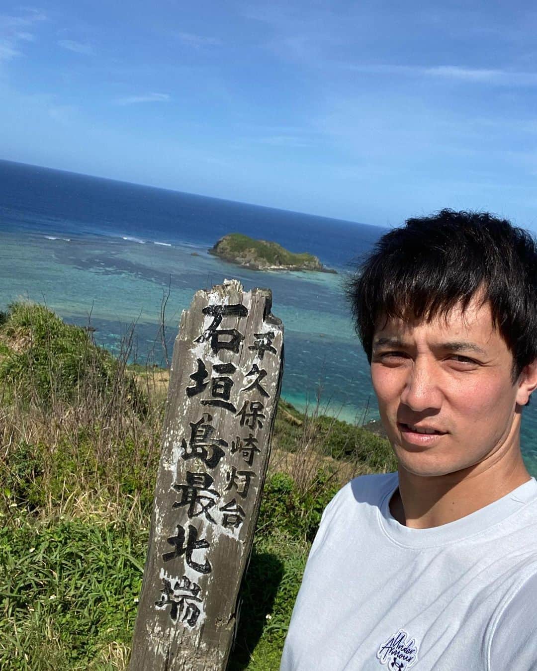 国吉佑樹のインスタグラム：「第三クールOFF😎  この日は、石垣最北端にある平久保崎灯台まで行きながら周辺を観光🏝  ①平久保崎崎灯台の看板 ②その灯台の看板の向かいの山の上 ③サチビ鍾乳洞 ④、⑤その内部 ⑥、⑦鍾乳洞抜けた先の風景 ⑧パワースポットらしい😀 ⑨前回も飲んだsmoothie屋へ 10.川平湾✨」