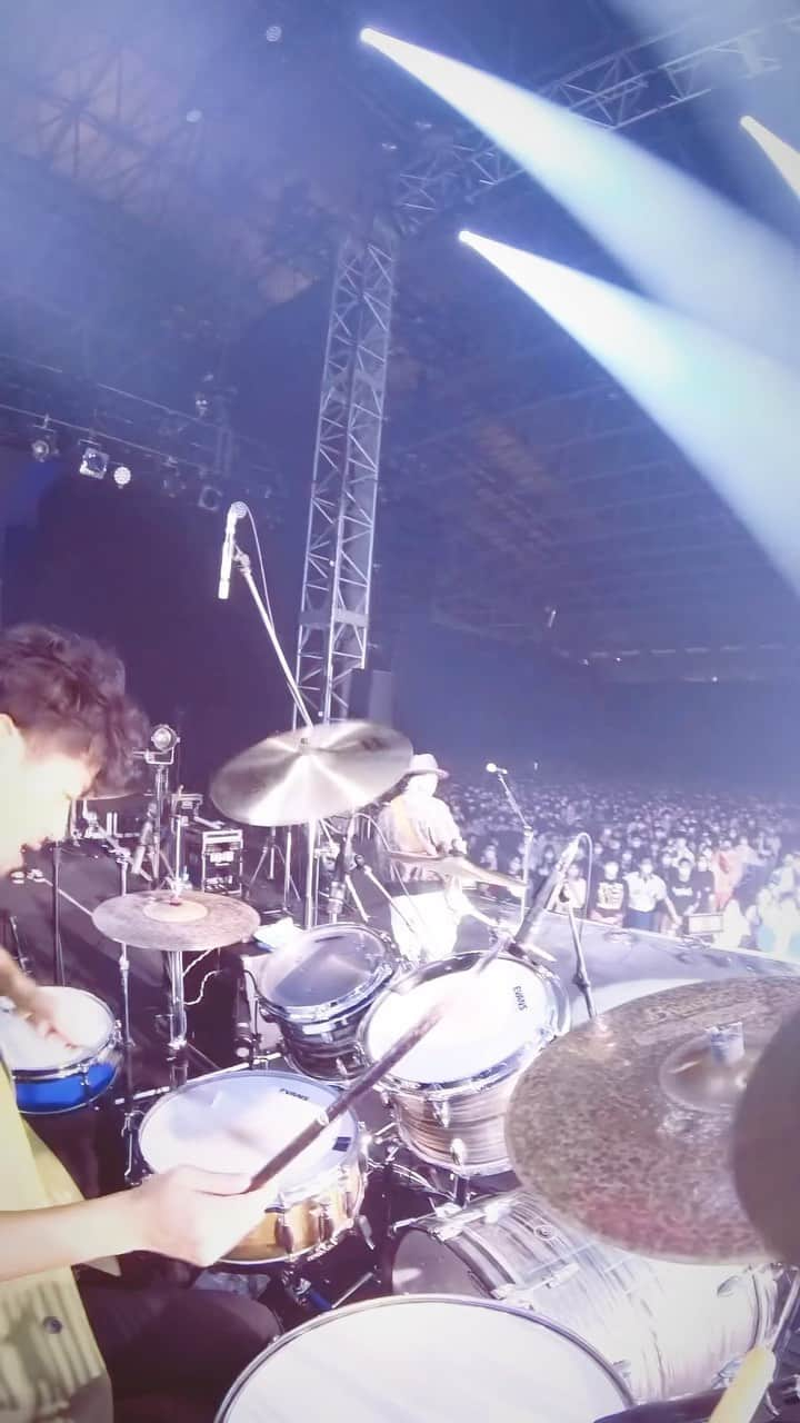 横山祐介のインスタグラム：「🥁2022.12.28🎥 CDJ2223 振り返り③ この曲をやっとCDJでやることができました。 今日JFES.アプリで特番配信もしてるのでそちらも是非。  #ROCKINONJAPAN #CDJ2223 #wacci #gretschdrums  #meinlcymbals  #promarksticks  #evansdrumheads  #drums #drummer #drumlife  #drumuniversity #drumstagram #drumcam」