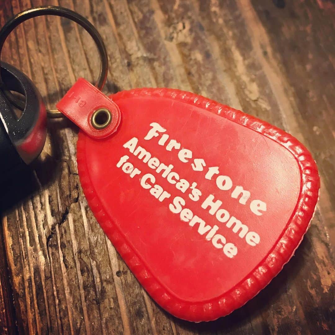 宇野剛史のインスタグラム：「. アンティークショップでFirestoneのキーホルダーを発見。 ちょうど車用のやつ探してたのでラッキーでしたが、現代車の鍵には合わないな。。。  でもカッコ良いから良しとする！  #firestone #ファイヤーストーン  #キーホルダー #keyholder  #vintagekeyholder」