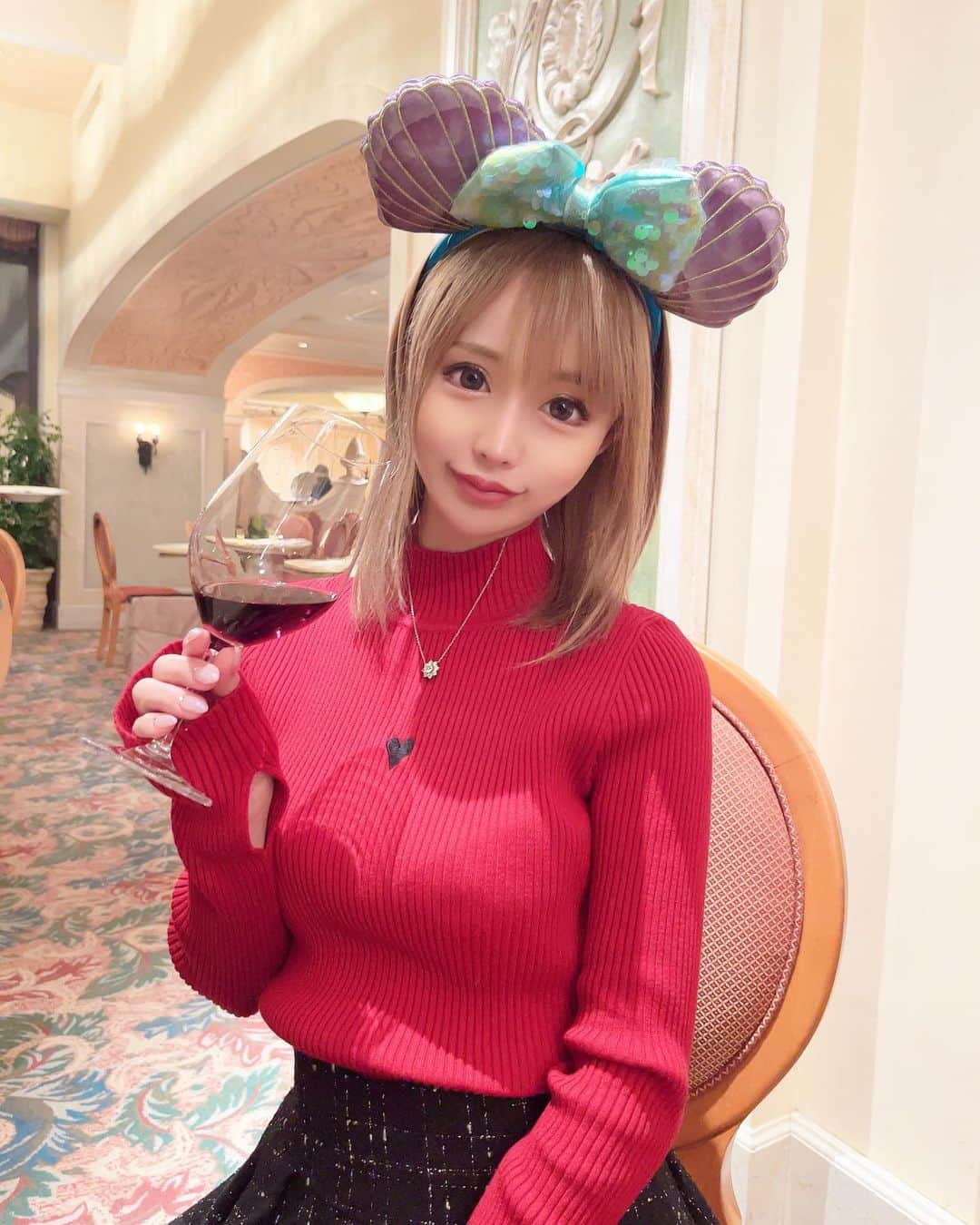 黒宮ちはやのインスタグラム：「赤ワイン大好き❤️けどすぐ酔う🍷 ミラコスタって泊まらなくてもお食事できるの初知り🍽✨ 最近写真が盛れなーい😩   #黒宮ちはや #小悪魔ageha #モデル #キャバクラ #キャバ嬢 #ホステス #ラウンジ #水商売 #お酒 #歌舞伎町 #新宿 #六本木 #銀座 #北新地 #ミナミ #渋谷 #すすきの #シャンパン #華灯 #ディアレスト」