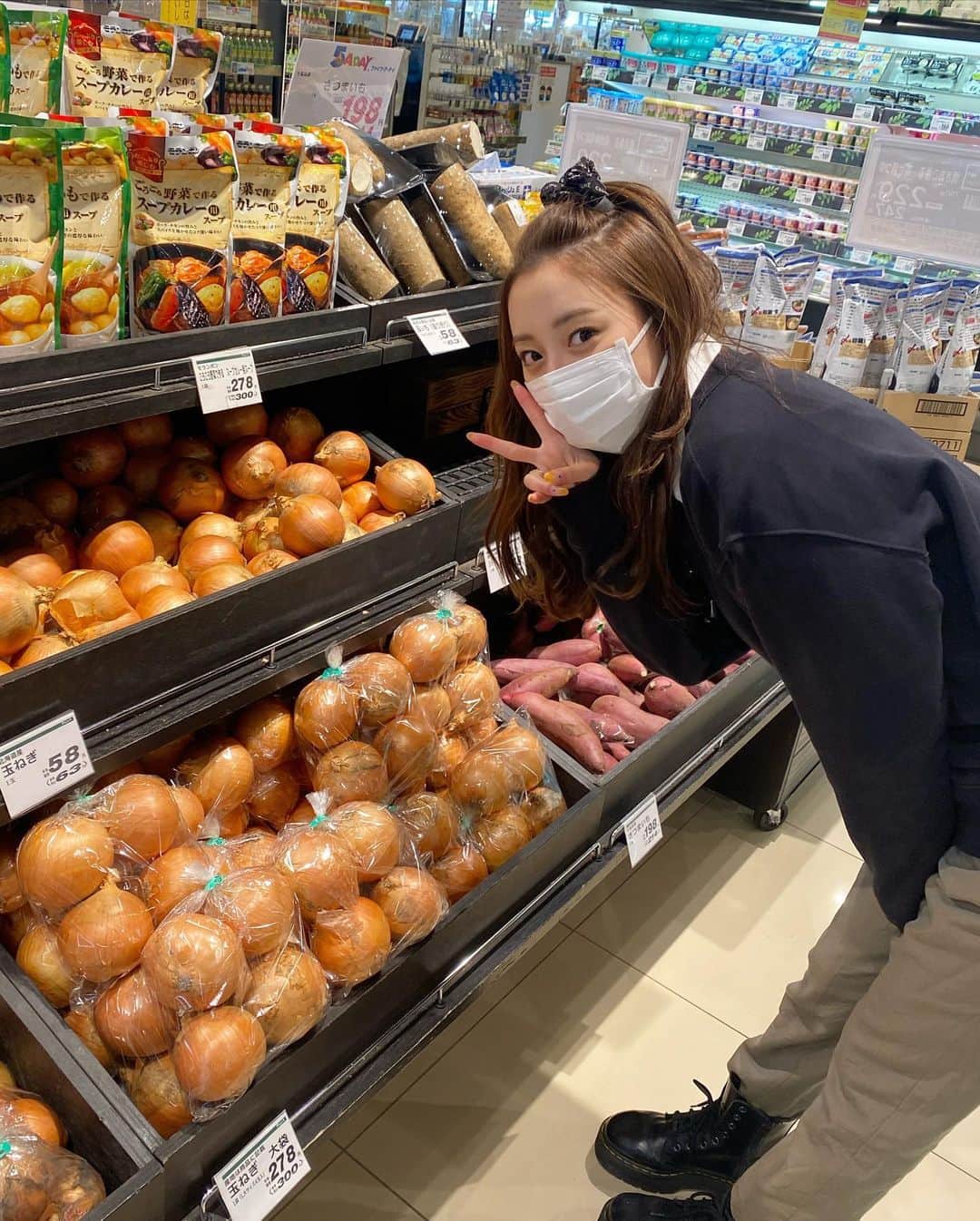 田代ひかりさんのインスタグラム写真 - (田代ひかりInstagram)「初の蕎麦打ち体験楽しかったけど先生ちょっと怖めだった🦭🤏🏻  テラハに出てきたスーパー発見✋🏻🧅」2月18日 19時49分 - tashiro_hikari