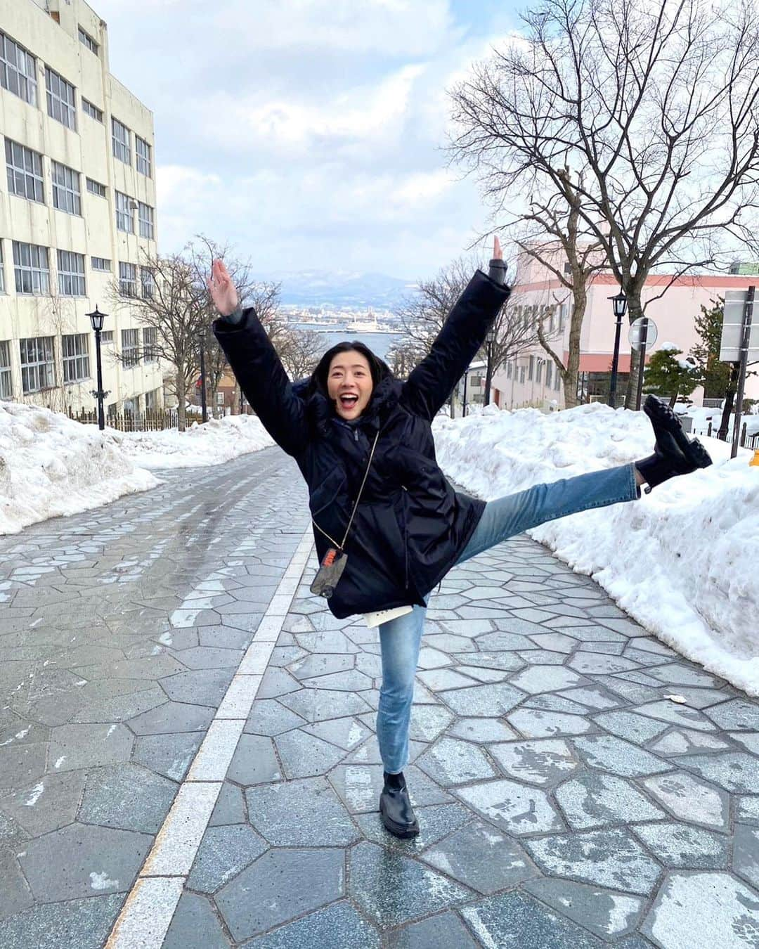 中田奈沙のインスタグラム：「Hakodate🚶‍♀️ 八幡坂も函館の定番スポット。 天気もよく、観光日和☀️  体が硬くなっていてY字バランスが できなくなっていてショックだったので ストレッチを再開します🥶  #奈沙旅in北海道 #奈沙旅in函館  #hakodate #hokkaido #hachimanzaka #函館 #北海道 #八幡坂 #中田奈沙 #函館観光 #末広町 #函館市末広町」