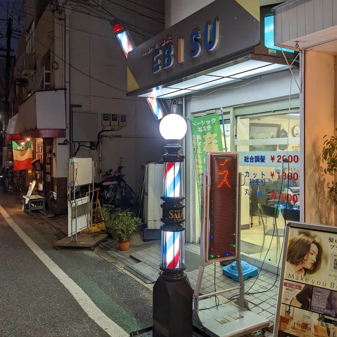 のインスタグラム：「中津で仕事に来るときは できるだけ立ち寄る散髪屋さん  お父さんお母さん息子さんで おそらくやられてる  息子さんがいつもバリカンしてくれる その間、両親は後ろのベンチに腰掛けお話されている  息子さんのバリカンは 優しい 頭皮にささることなし ジャンプーも最高  丸坊主にしてもらってると バリカンの手さばきは人によって実は全然違うのです  おそらく家族  家族じゃなかったら逆に怖い  一番最初椅子に座りカバーをかけてくれるときだけ家族3人がかり  これからも行きたい」