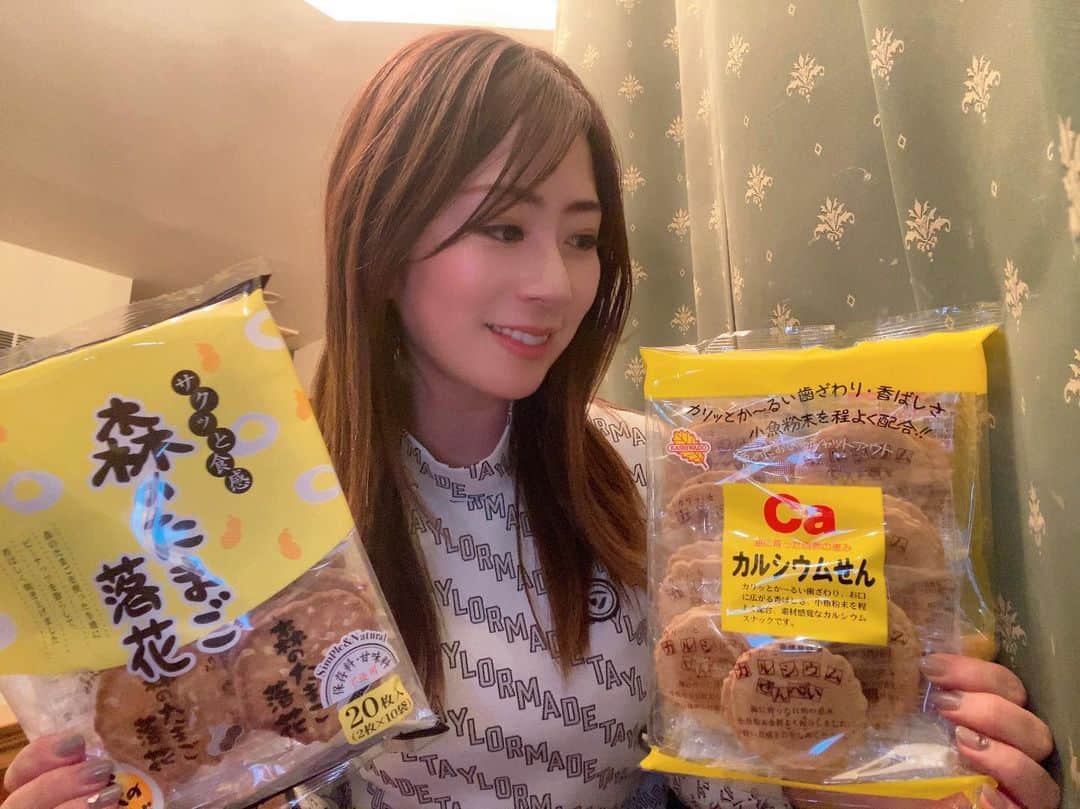 青木茉里奈のインスタグラム：「ご報告 この度、かしわ堂 様とスポンサー契約をさせていただきました。 かしわ堂 様は、昭和33年から続く新潟県柏崎市のお菓子メーカーさんで、健康と自然の恵みを大切にしたお菓子やパン作りをされております。 このような素敵なご縁をいただきましたこと、大変嬉しく光栄に思います。 このワッペンと共に戦っていけることがとても心強く、感謝の気持ちでいっぱいです。 試合で結果を残せるように、更に精進して参ります。  https://www.kashiwadou.co.jp/  _ _ _ _ _ _ _ _ _ _ _ _ _ _ _ _ _ _ _ _ _ _ _ _ _ _ _ _ #golf #taylormade #taylormadegolf #teamtaylormade #株式会社かしわ堂 #ustmamiya #iomic #eyevol #ecco #lolonimochair #takigawa #lucugel #sy32bysweetyears」