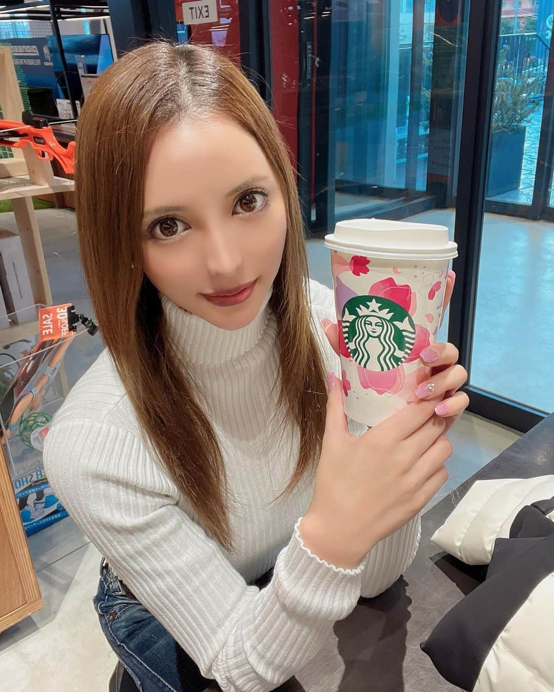 一条マリカ（まりふぬ）のインスタグラム：「スタバ🌸  駐車場に停めてた車誰かにパンクさせられてタイヤ交換した。 厄年を感じております。  #starbucks #抹茶ティーラテ#キャラメルクリーム#ホワイトモカ　が好き」