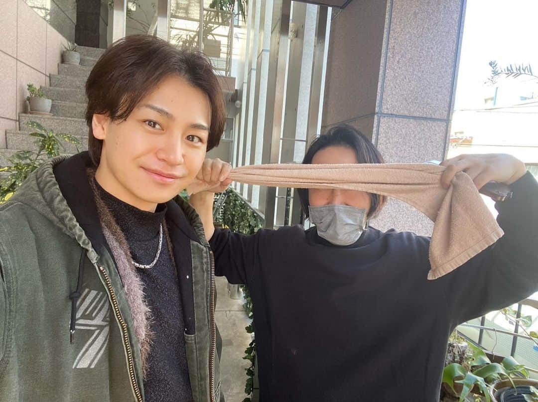 小澤亮太のインスタグラム：「ヘアメンテ💇  素敵な髪型と時間をくれます🤗  自然光気もちぃ☀️  いつも感謝です✨  #ヘアサロン #lomalia」