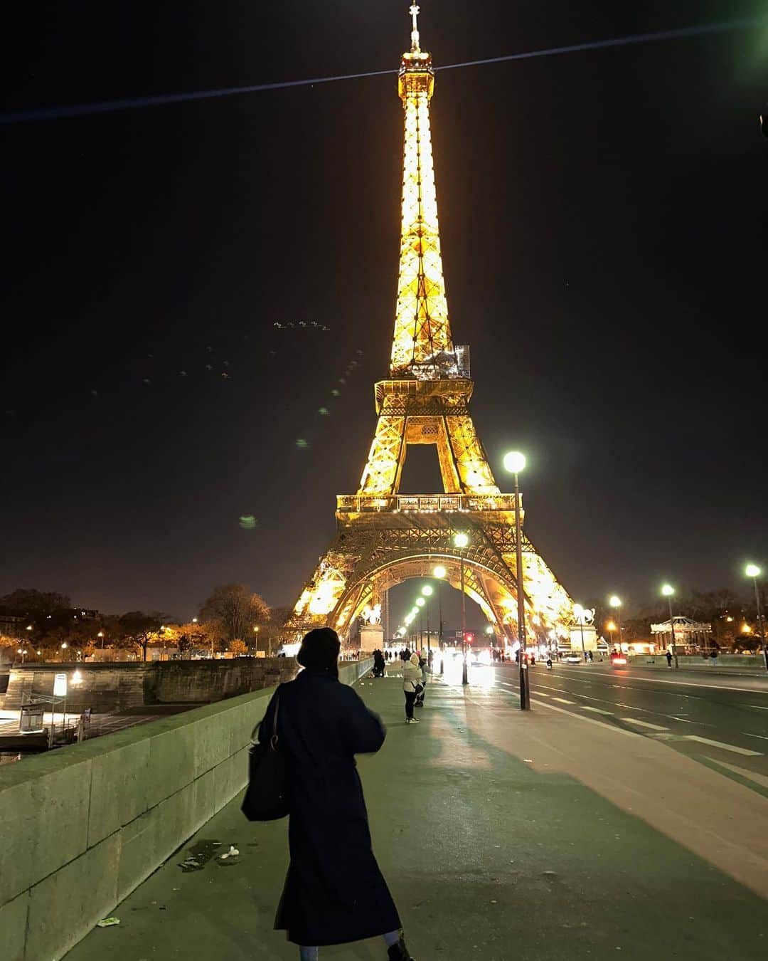 羅晴さんのインスタグラム写真 - (羅晴Instagram)「🇫🇷 打卡我的夢想國家 打卡閃閃發亮的艾菲爾鐵塔  終於來到小時候最嚮往的地方🥹  #paris #parisfrance #eiffeltower」2月18日 19時58分 - ilbettylo
