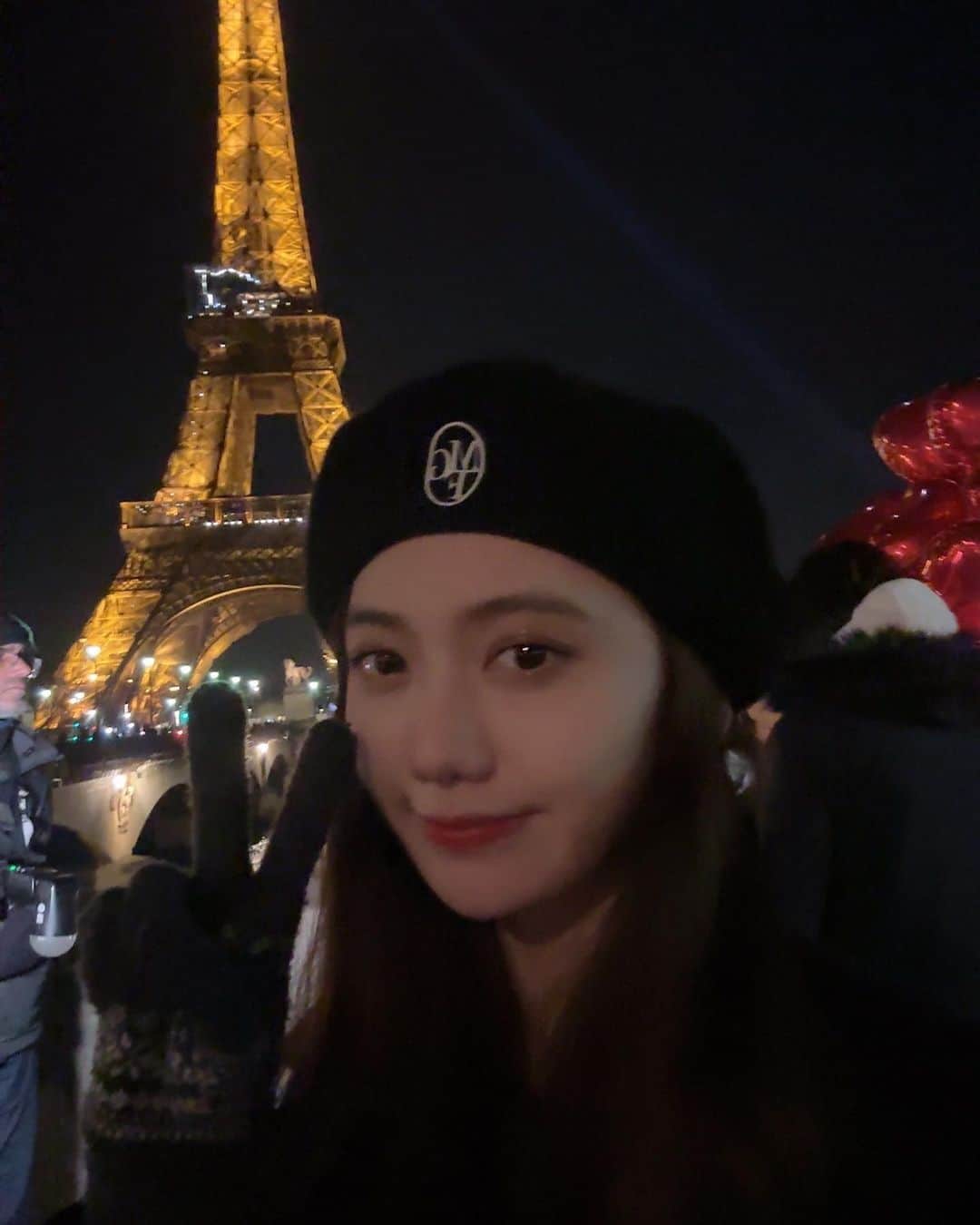 羅晴のインスタグラム：「🇫🇷 打卡我的夢想國家 打卡閃閃發亮的艾菲爾鐵塔  終於來到小時候最嚮往的地方🥹  #paris #parisfrance #eiffeltower」