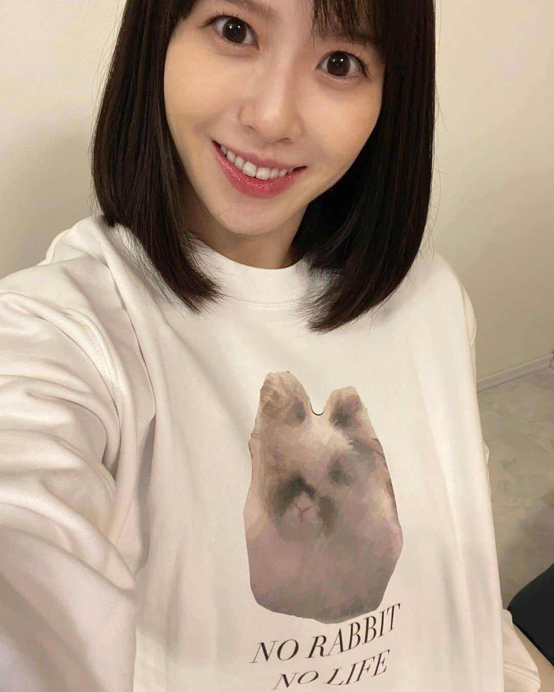 玉木碧さんのインスタグラム写真 - (玉木碧Instagram)「モフの新作パーカーとロングTシャツができました😆  今年はうさぎ年という事で、 NO RABBIT NO LIFE を掲げさせていただきます！笑  卯年じゃなくてもそうだけどね🥹🐰  期間限定販売で本日20:00〜3/4の23:59までだそうです🐰  ストーリーズやプロフィールのハイライト欄にURL載せておきますので、 良かったらお手元にお取り寄せください🥰  @eastwoodswear  #オリジナルパーカー #オリジナルtシャツ  #うさぎ愛好家 #うさぎ多頭飼い #norabbitnolife  #うさぎ #rabbit  #bunny #ライオンラビット #もふもふ」2月18日 19時58分 - tamaki_aoi.official