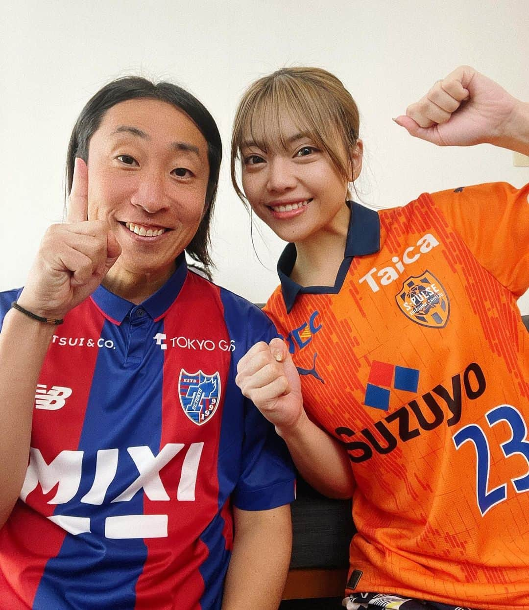 石川あんなのインスタグラム：「Jリーグ開幕だーー！⚽️🔥  試合開始前と終了後のゆってぃ夫婦です😳  襟付きユニかわいい！ FC東京はボタンもある！！ あ、ボタンしめてる！ボタンしめてない！ なんて選手見ながらはしゃいでましたが 清水エスパルスは決定機を決められず0-0引き分け🥲  ファーストゴール見たかった！ 次に期待！！！  写真の通りご機嫌なゆってぃは2-0勝利の素晴らしいスタートでした👏  #Jリーグ #Jリーグ開幕 #清水エスパルス #spulse #FC東京 #fctokyo #J1 #J2 #サッカー #他サポ夫婦 #ゆってぃ #嫁ってぃ」