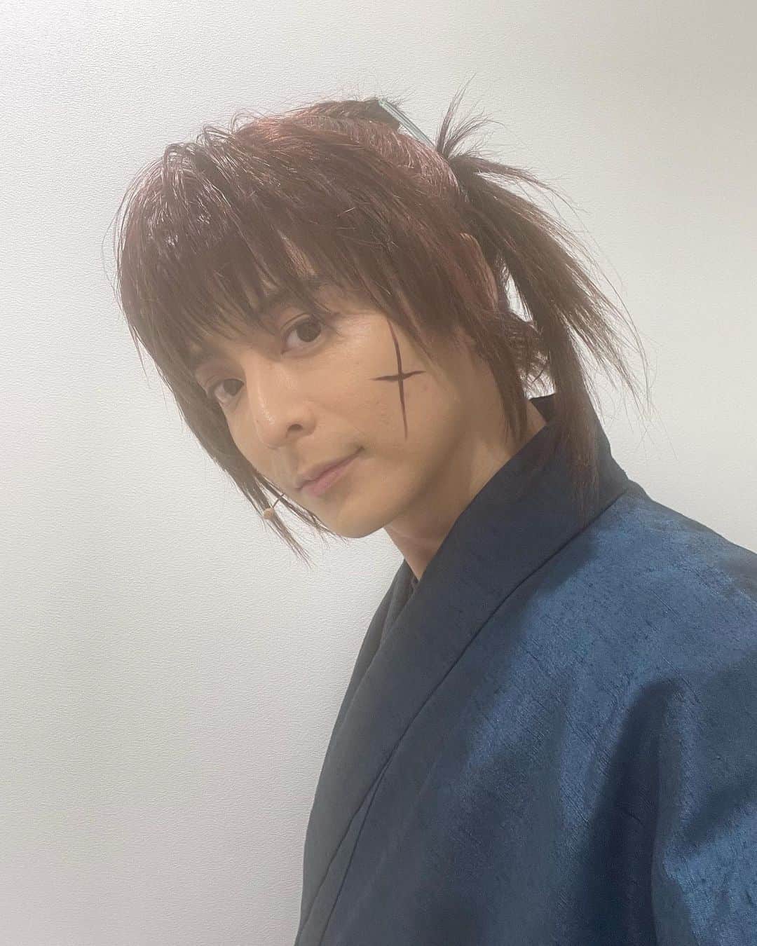 小池徹平のインスタグラム：「るろ剣がWOWOWさんにて放送して頂いてるので、思い出の写真を一枚😆  楽屋で開演ギリギリまで蒸して身体を温めてからステージに行ってた写真😂w 出る前から汗だく剣心だったのでした😆  #るろうに剣心  #るろミュ #ミストでくもりすぎ😂」