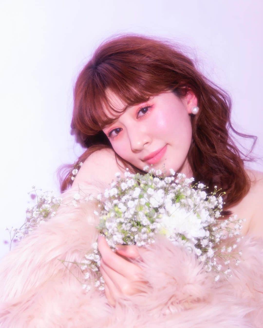 岡本杏理のインスタグラム：「皆様にちょっとしたご報告です☺︎ 実はお花好きが高じて、お花を扱うお仕事もしています🌷 始めた当時を振り返ると、あの時やりたいを言葉にして、行動に移してよかったなと。 そしていつか皆様とお花で繋がれる機会があれば嬉しいなぁなんて考えていたりします💭♡ このInstagramでもお花に関する投稿をもう少し増やしてみようと思うので宜しければお付き合いください☺️ 今までのお仕事に加えて、お花もやってるよ〜どちらも変わらず頑張ります!というご報告でした♪」