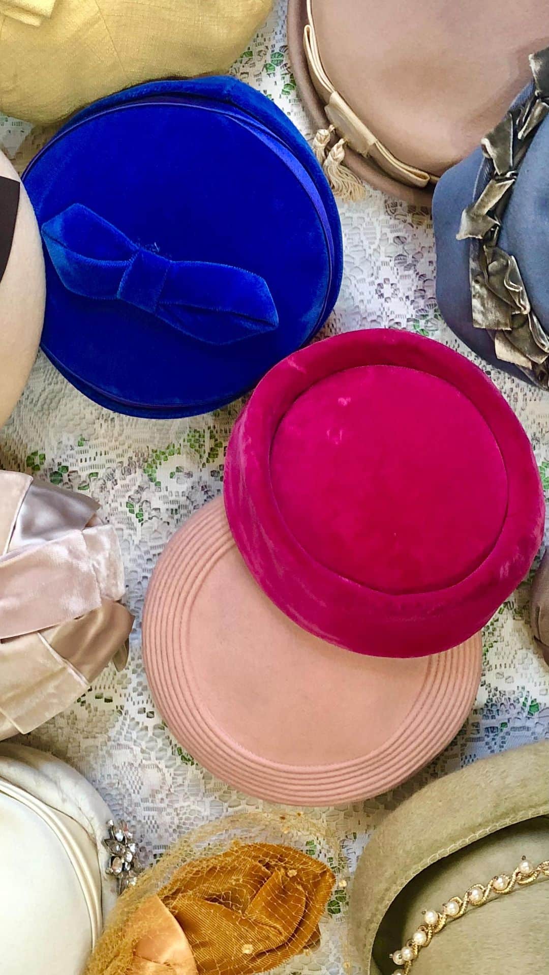NUTTY Vintage&Collectibleのインスタグラム：「お問い合わせ💌いただきましたので、新入荷Vintage hatを着用しながらご紹介しております🤍  DMにてお問い合わせ/通販承っております❤️」